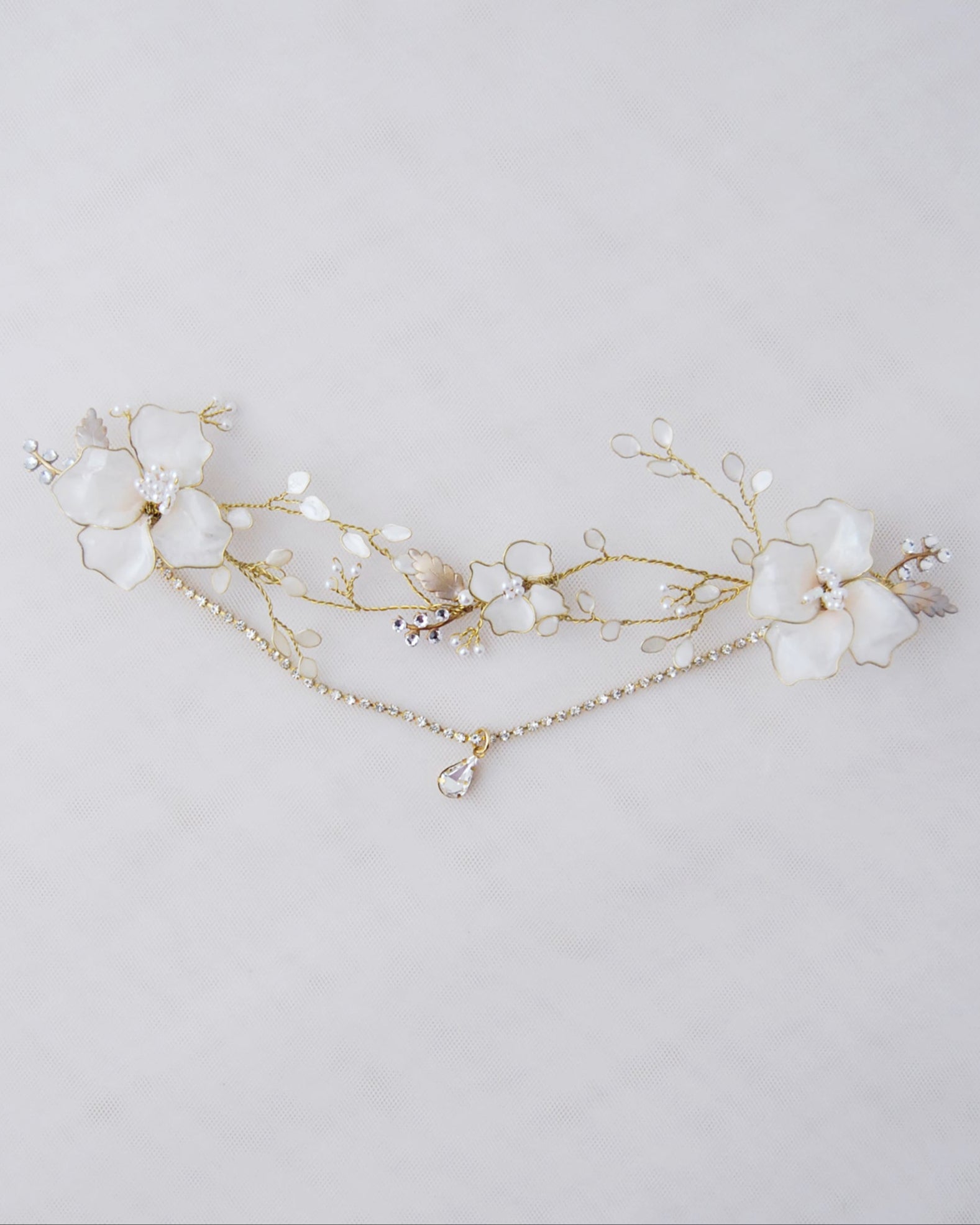 Accessorio sposa floreale raffinato con intreccio di fiori, per acconciature romantiche.