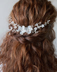 Fermaglio frostalia con fiori satinati e cristalli scintillanti, per un look raffinato.