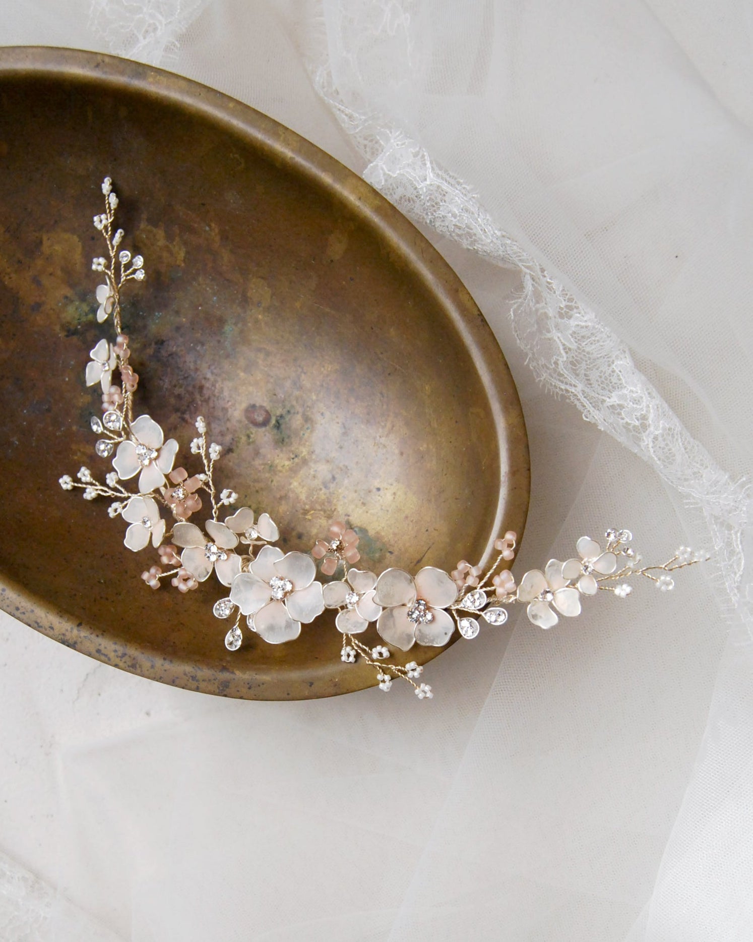 Fermaglio lungo sposa modellabile Flora Rosé con fiori satinati e Swarovski.