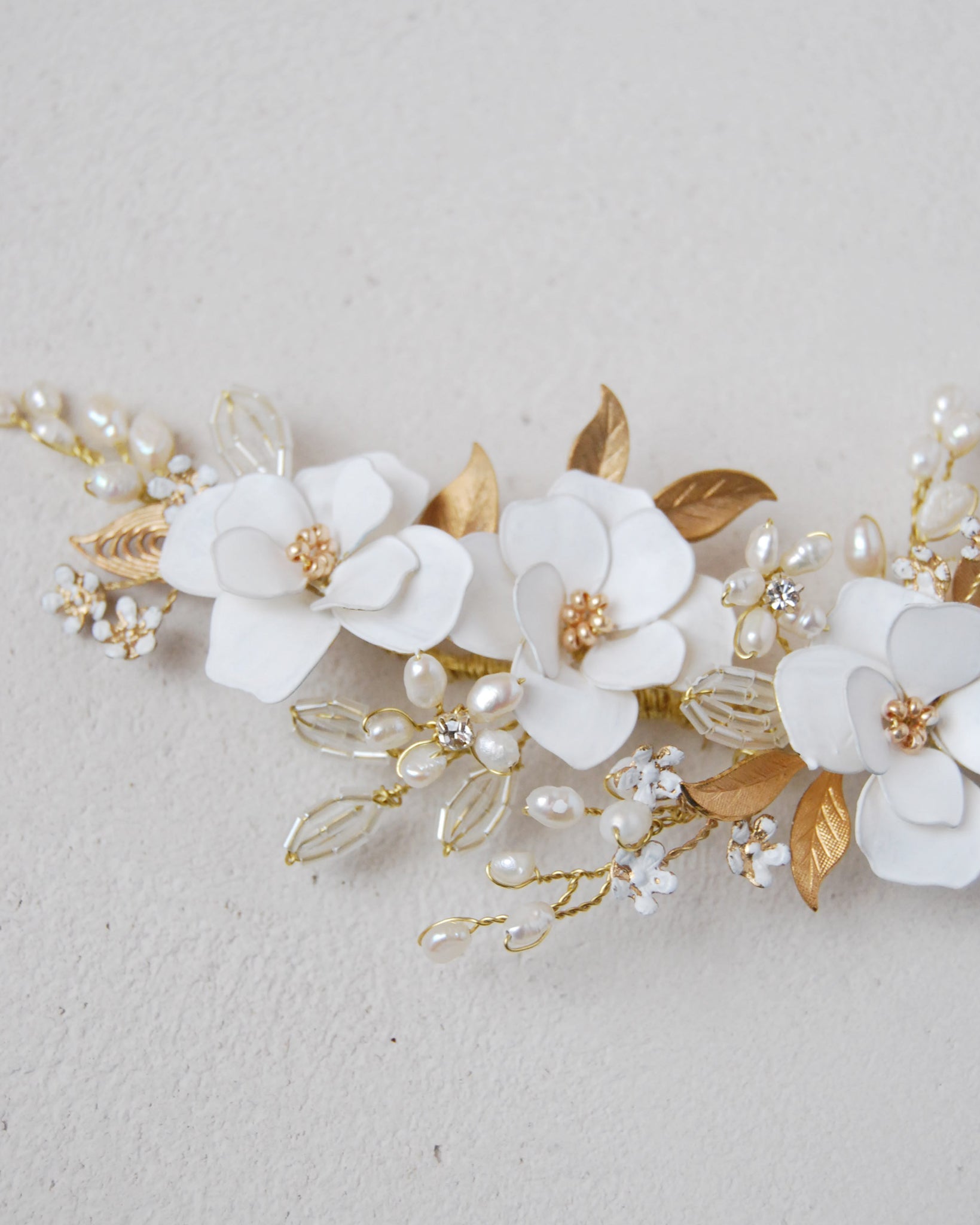 Fermaglio da matrimonio con peonie bianche e fiorellini, ideale per un look romantico.

