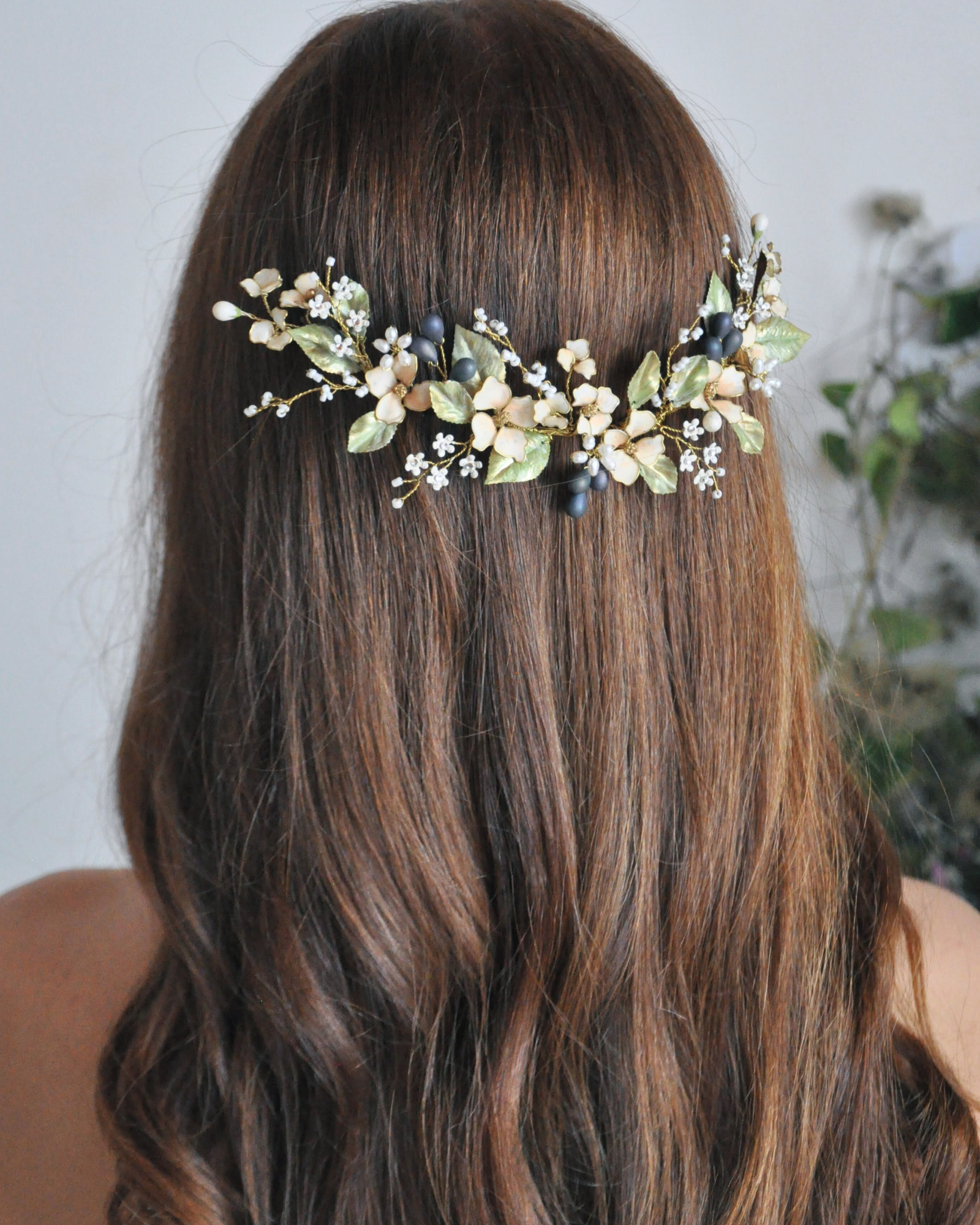 Fermaglio sposa con fiori rosa e perle, ideale per un look etereo e sofisticato.