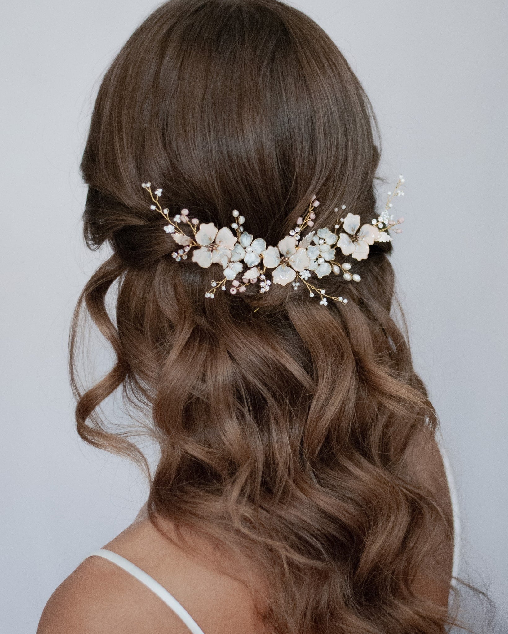 Fermaglio floreale in toni pastello rosa e lavanda, perfetto per look da sposa raffinati e sognanti.