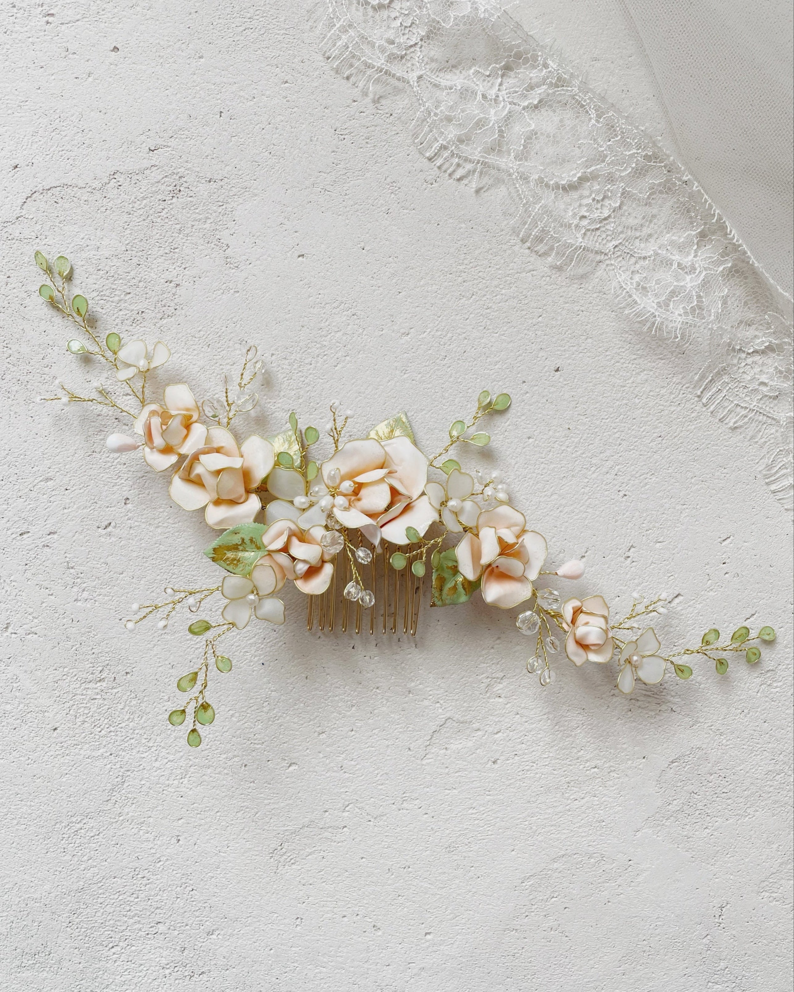 fermaglio rosae regalis con rose e fiori per acconciature da sposa floreali
