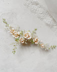 fermaglio rosae regalis con rose e fiori per acconciature da sposa floreali