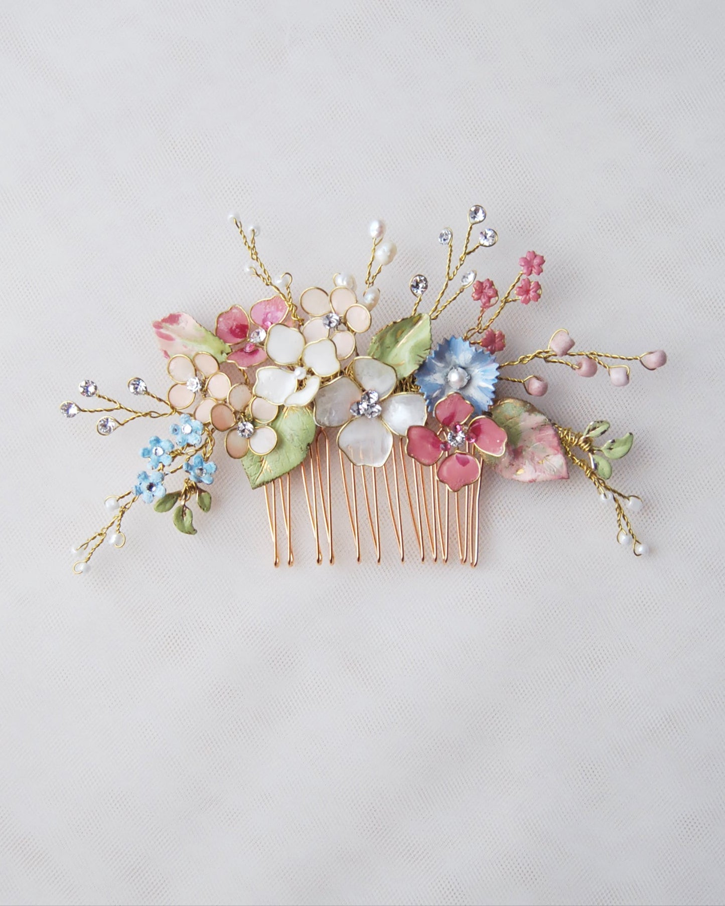 Fermaglio colorato con fiori di campo delicati, per spose dallo spirito romantico e libero.