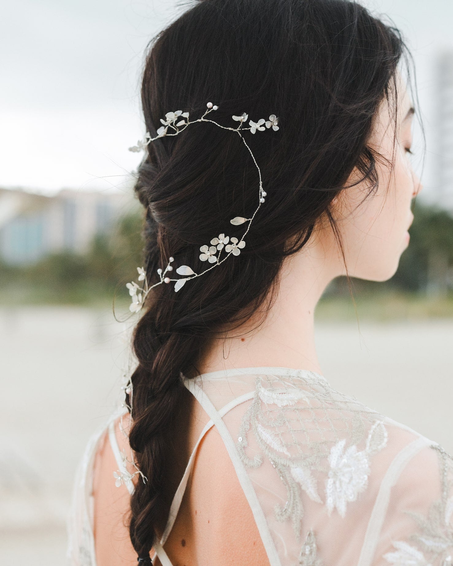 Filo per capelli con fiori rosa e perle, accessorio ideale per sposa elegante