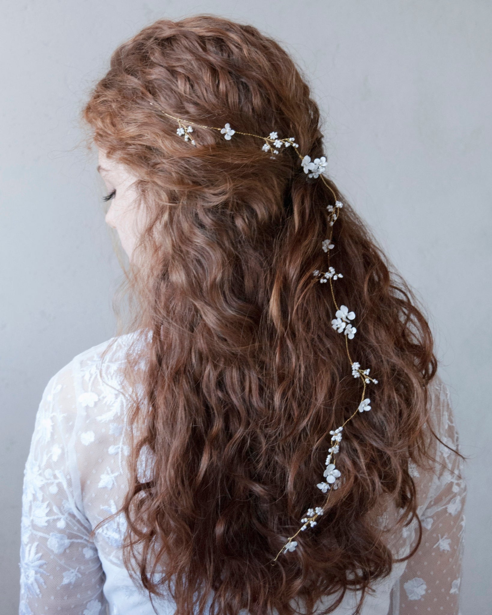 Filo gioiello decorato con fiorellini bianchi, perfetto per spose romantiche.