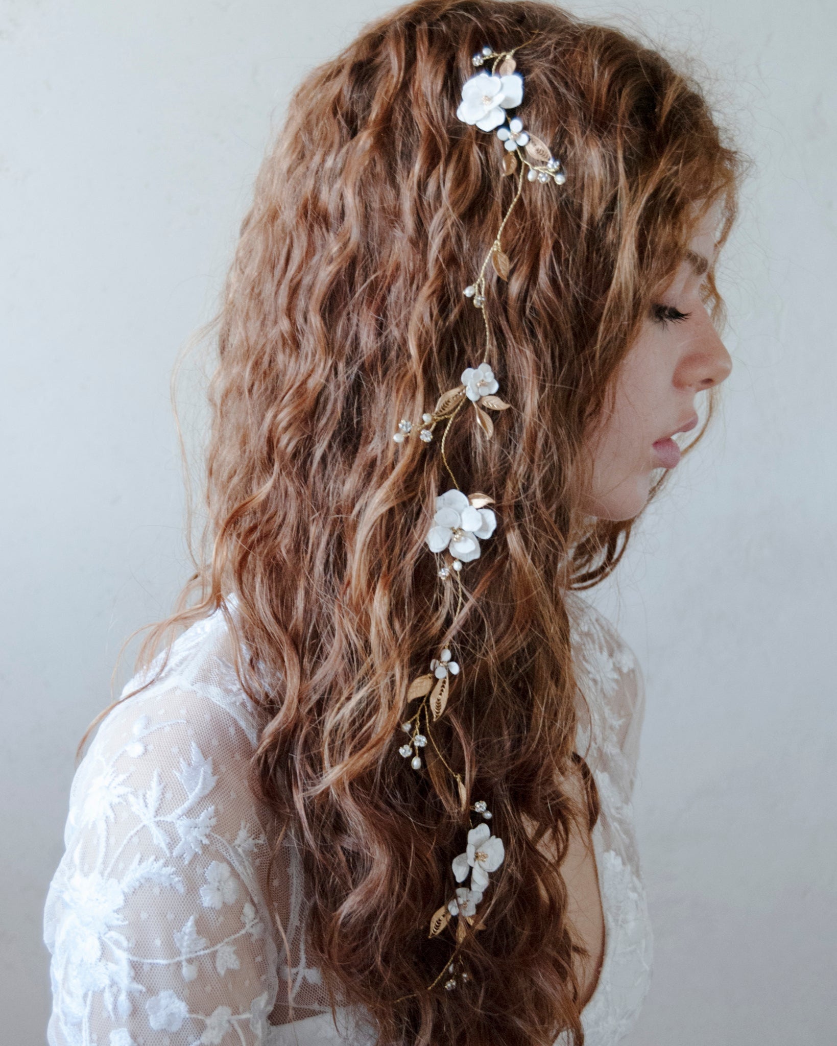 Filo gioiello floreale con foglie dorate, ideale per un matrimonio elegante.