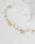 Coroncina Floralis da sposa con fiori bianchi in pizzo e rametti verdi, romantica e boho chic, modellabile e versatile per raccolti o capelli sciolti.