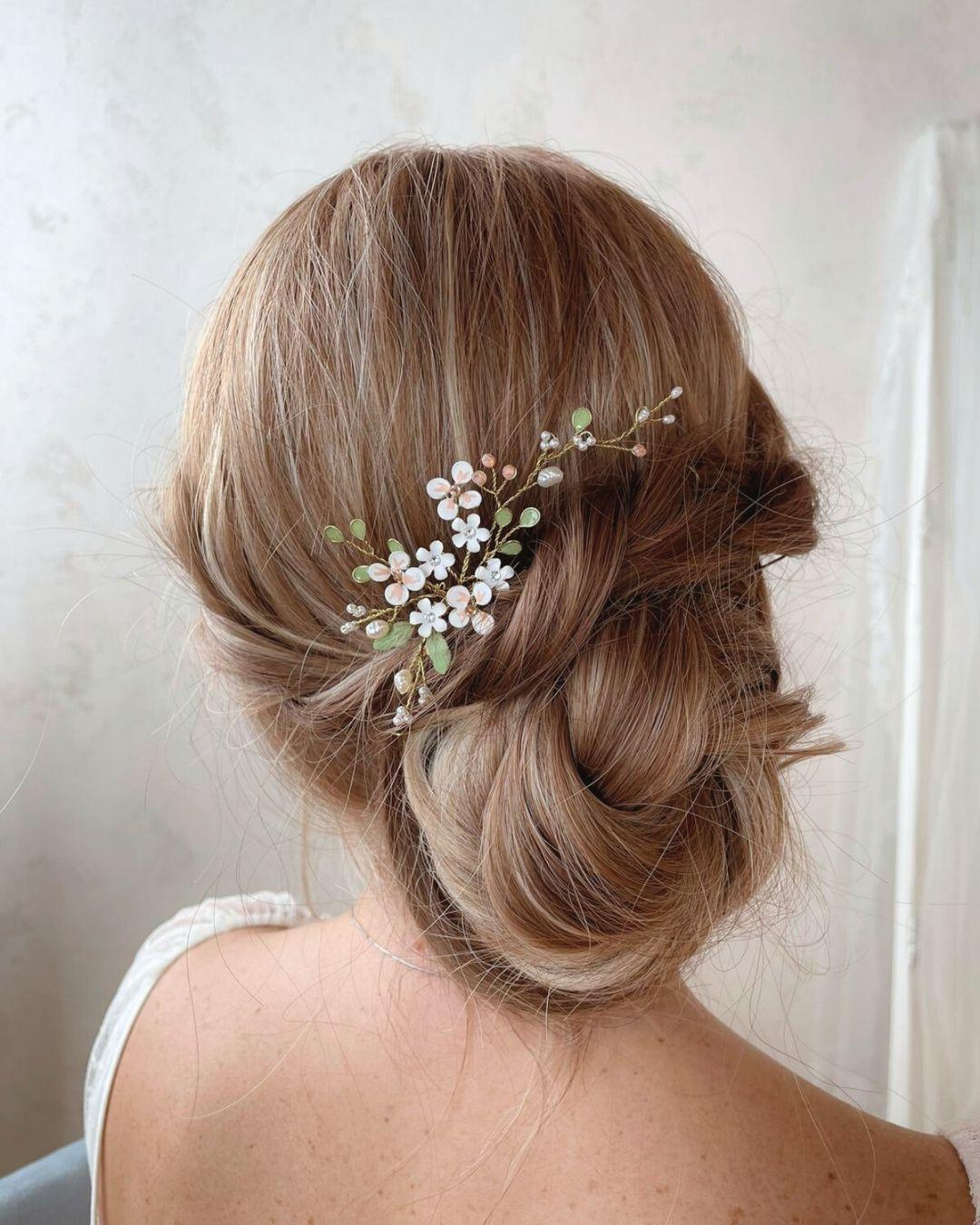 Forcina per capelli sposa modello Ramilla con fiori bianchi modellati a mano e perle su ramo dorato