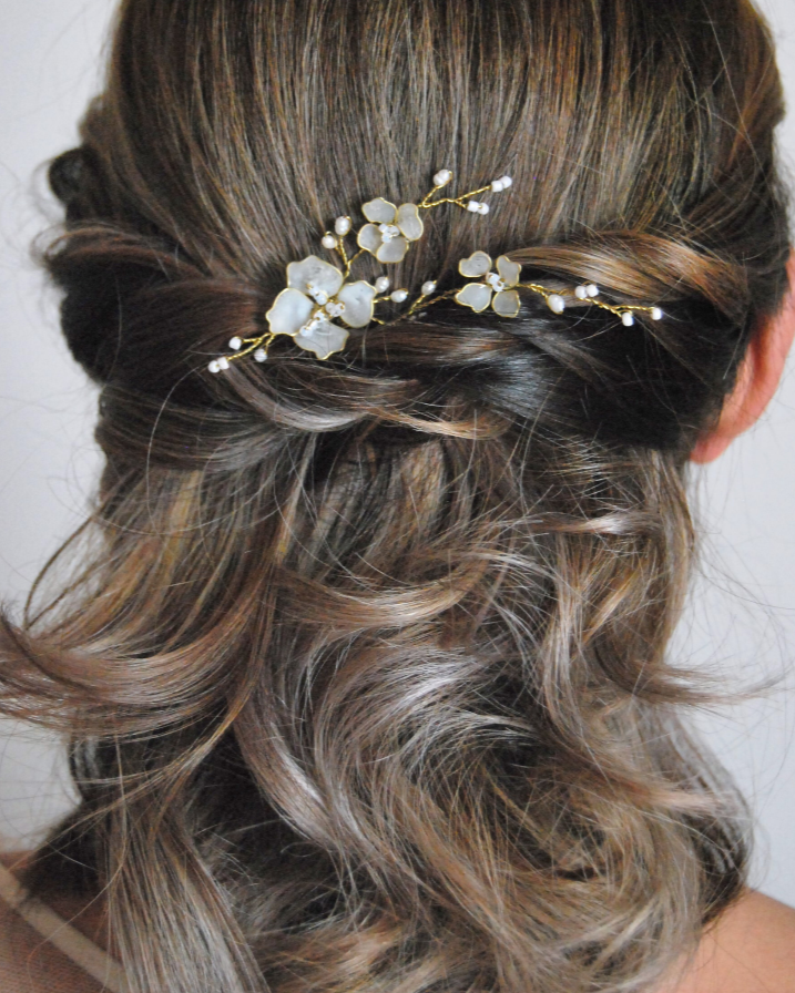 forcina per capelli da sposa con fiori bianchi
