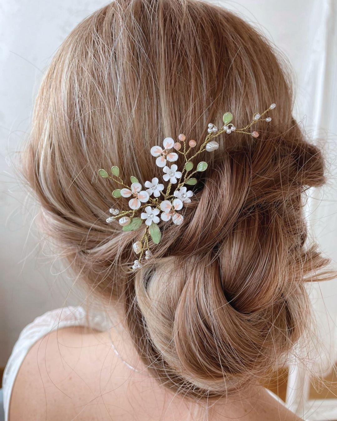 Dimostrazione della struttura flessibile della forcina Ramilla che si adatta alla curvatura dell'acconciatura.