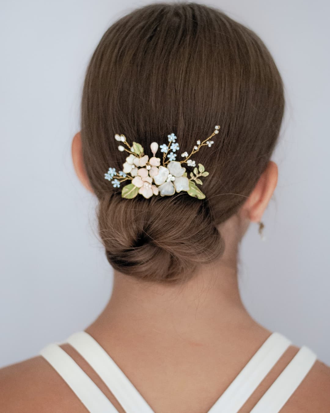Accessorio capelli sposa Primavera Elibre con cristalli Swarovski trasparenti e perle su rami dorati.