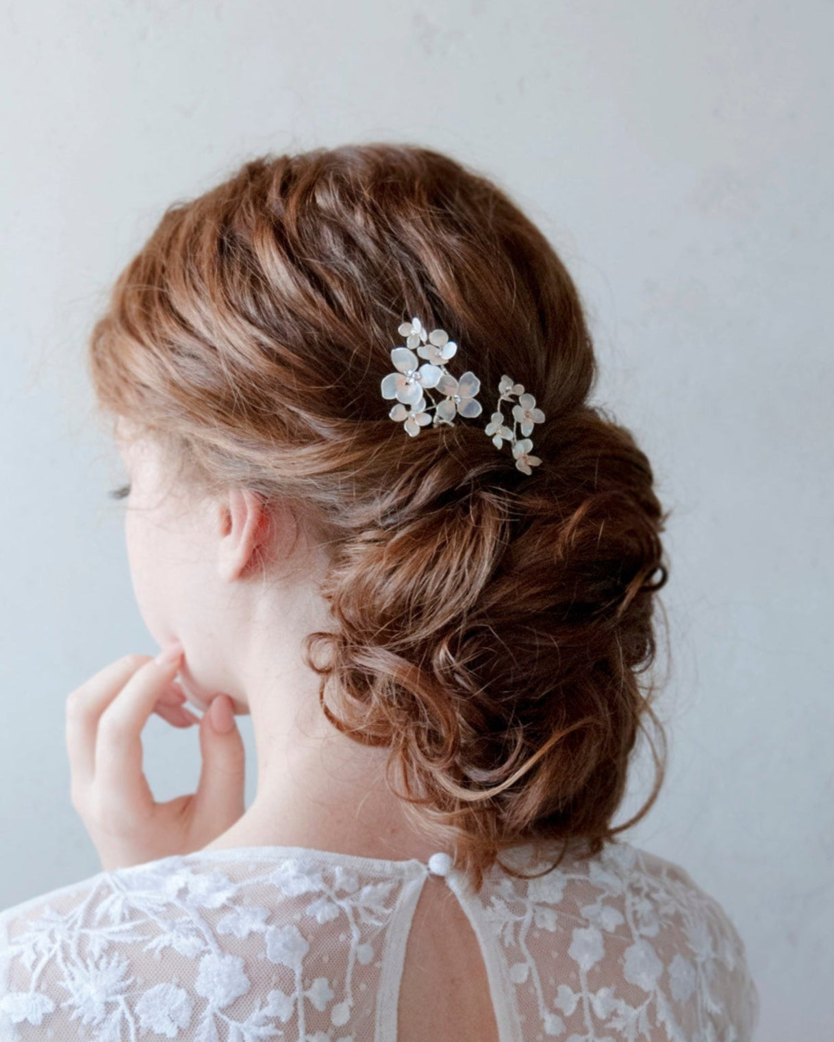 Forcine per acconciatura da sposa con fiori rosa satinati, l’accessorio ideale per un look raffinato.