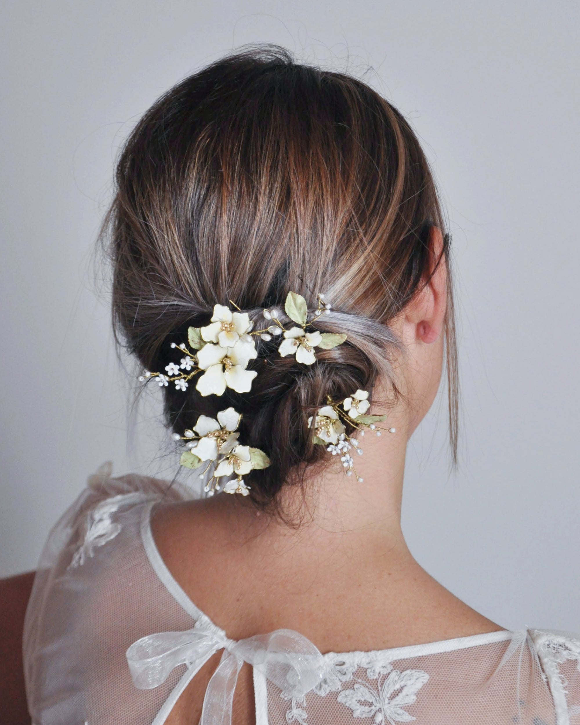 Accessori floreali boho chic con fiori di melo per spose dallo stile naturale.