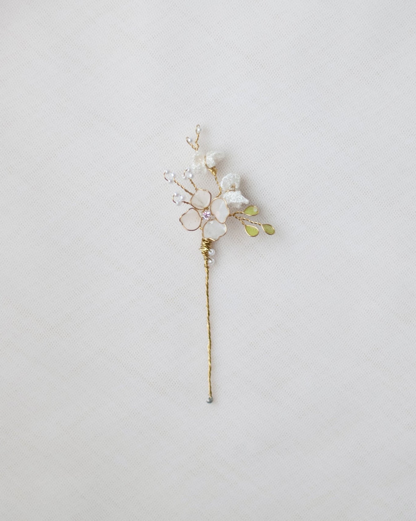 Forcine artigianali con fiori di pizzo, per un’eleganza naturale e leggera.