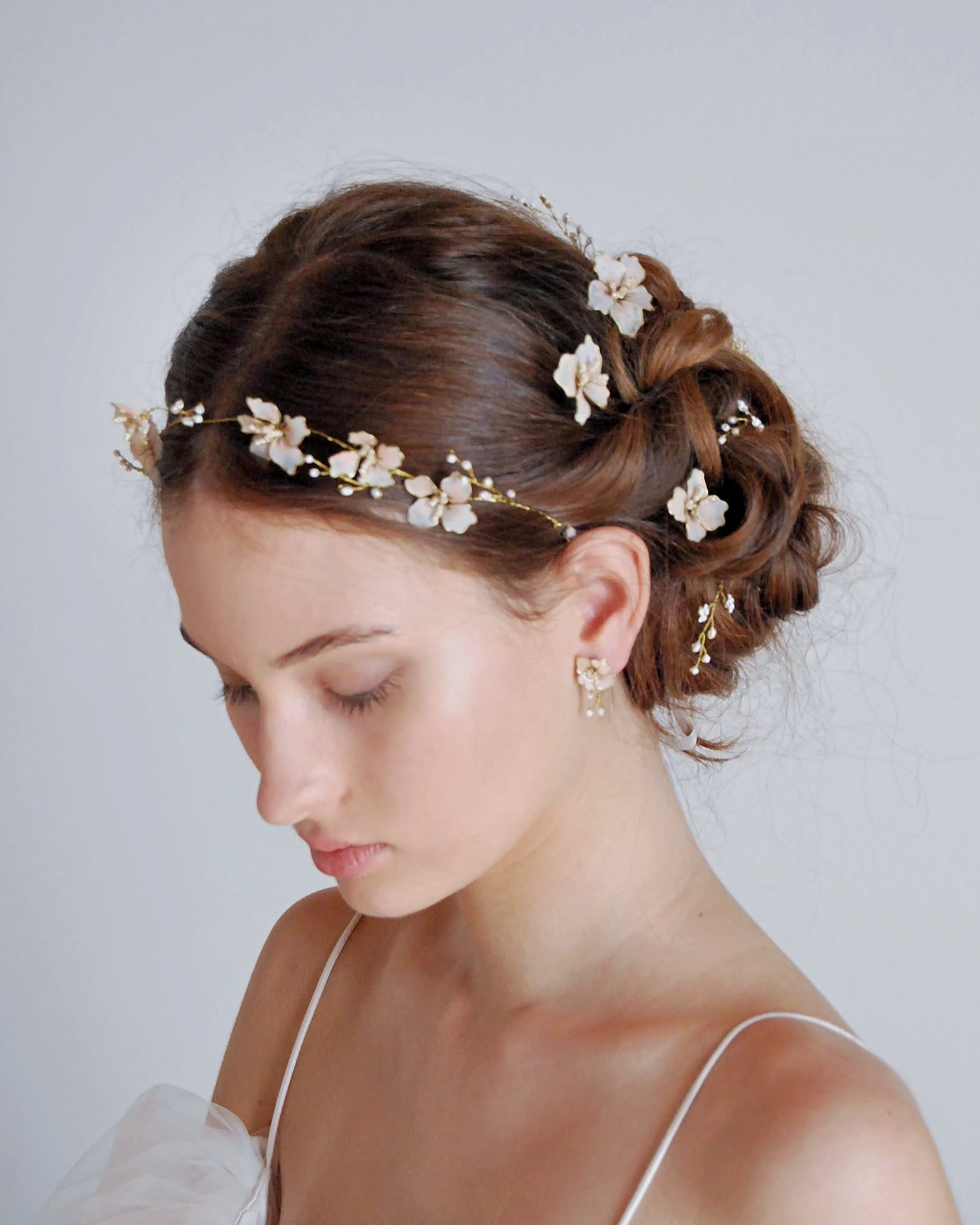 Forcine boho chic con fiori raffinati per acconciature da sogno.