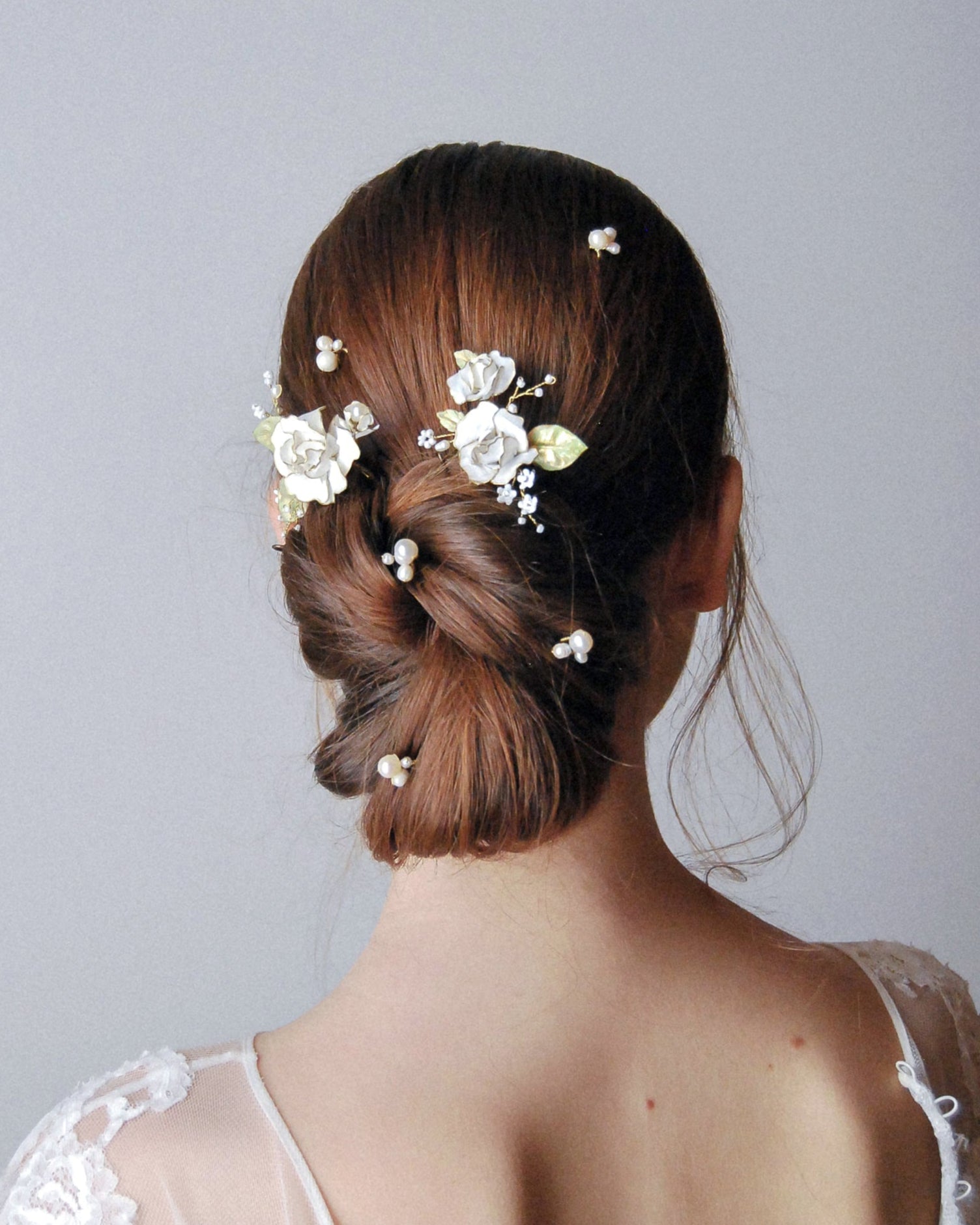 Eleganti forcine con perle di fiume per completare la tua acconciatura da sposa con raffinatezza.