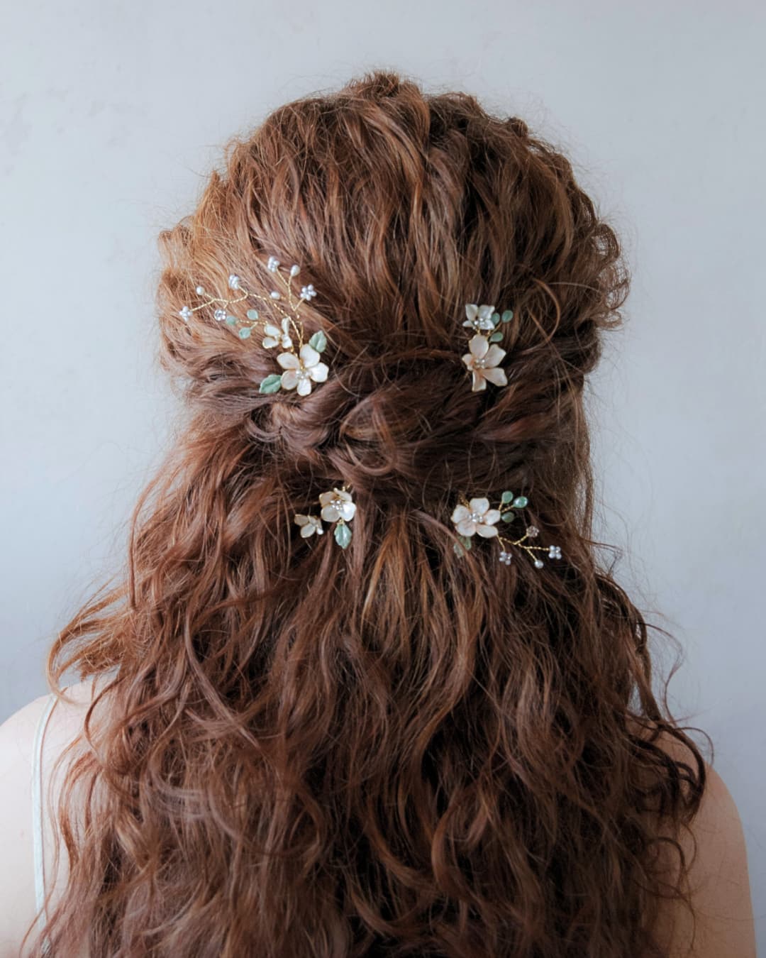 Accessori capelli sposa dal design rampicante ispirato a un giardino segreto con dettagli botanici e oro.