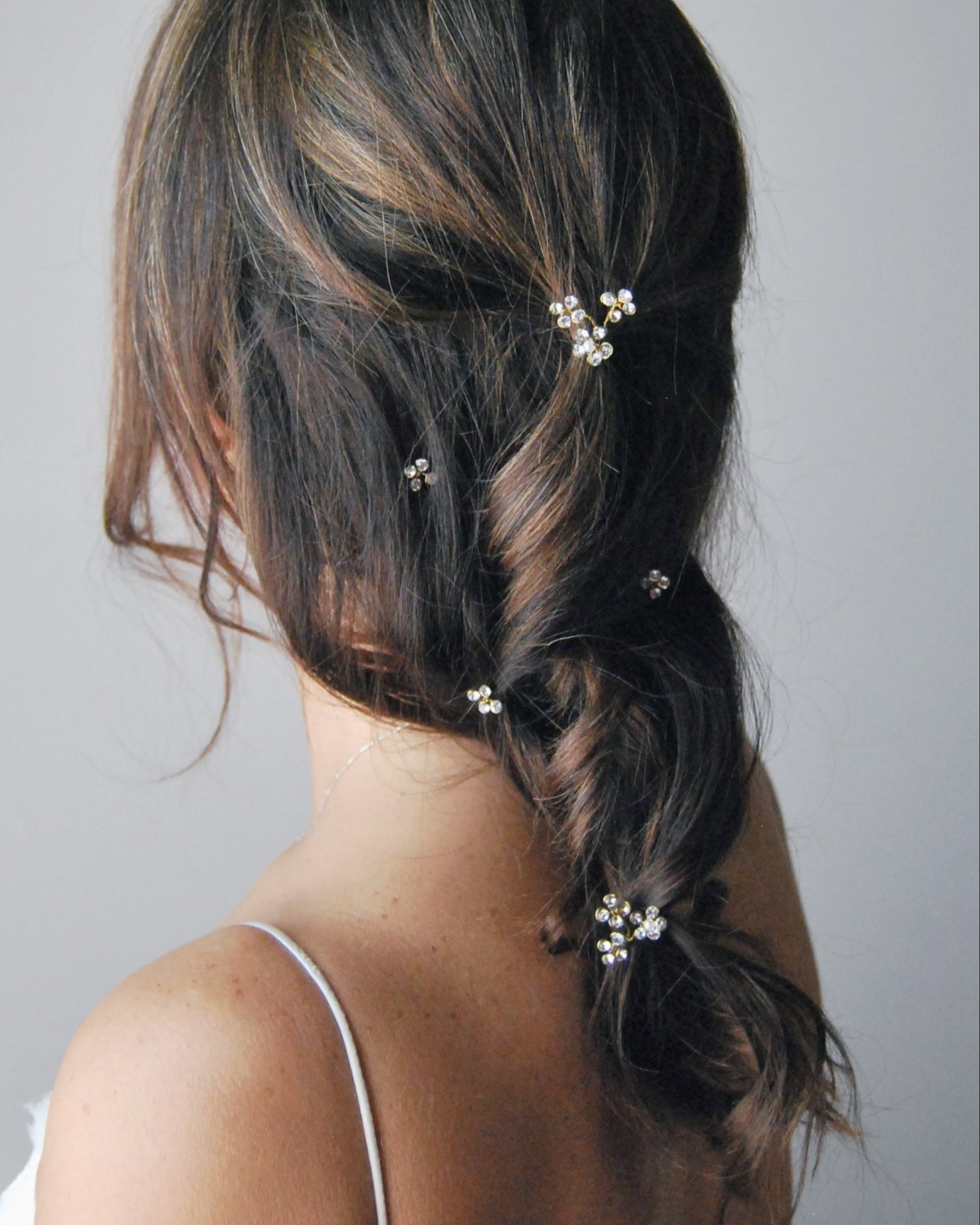 Forcine da sposa con fiori Swarovski, per un tocco brillante e raffinato tra i capelli.
