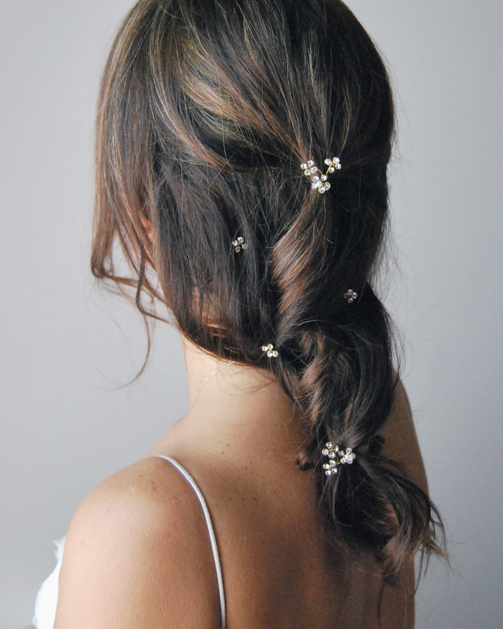 Forcine da sposa con fiori Swarovski, per un tocco brillante e raffinato tra i capelli.
