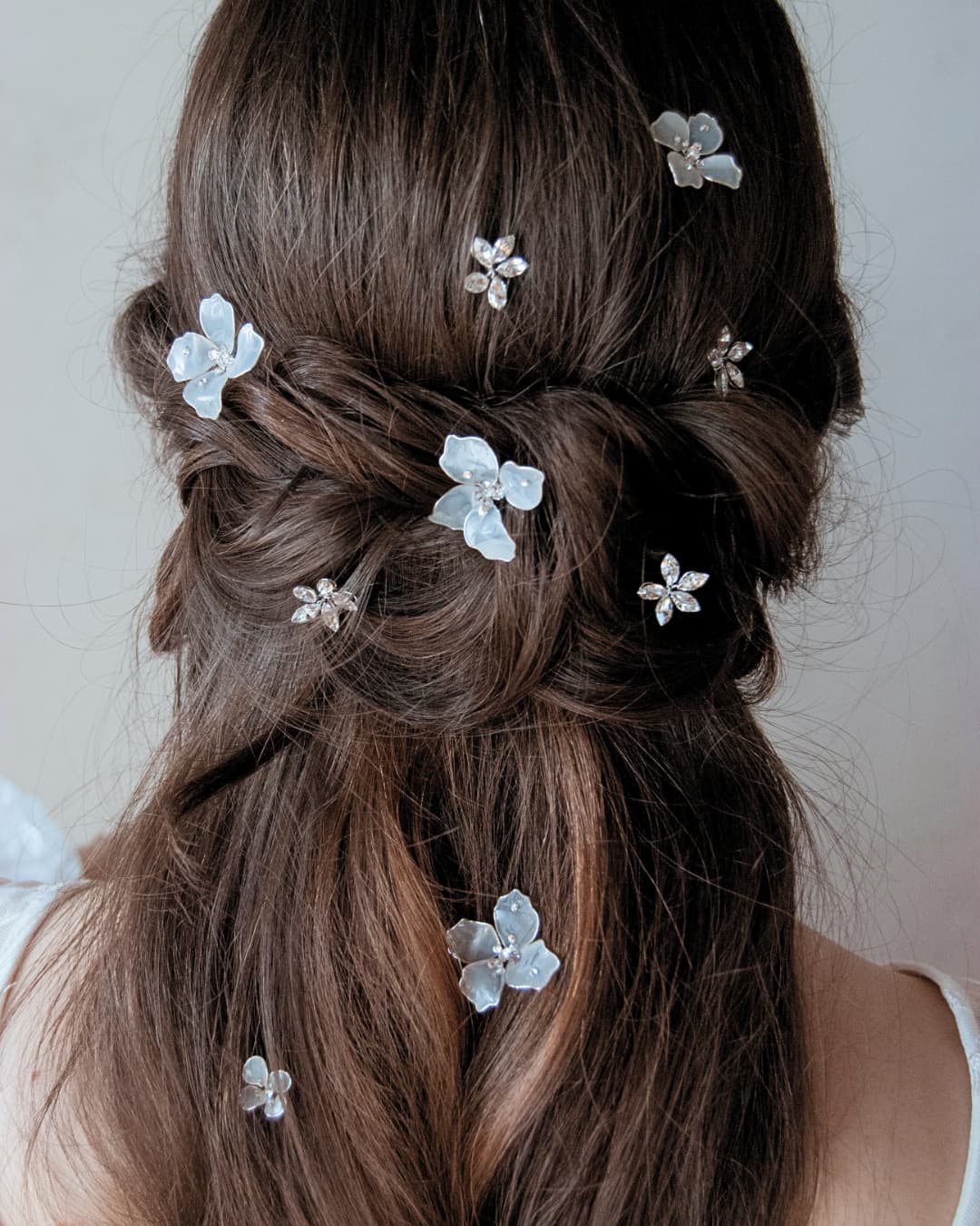 Forcine botaniche con fiori bianco seta semitrasparenti per un look sposa etereo e naturale