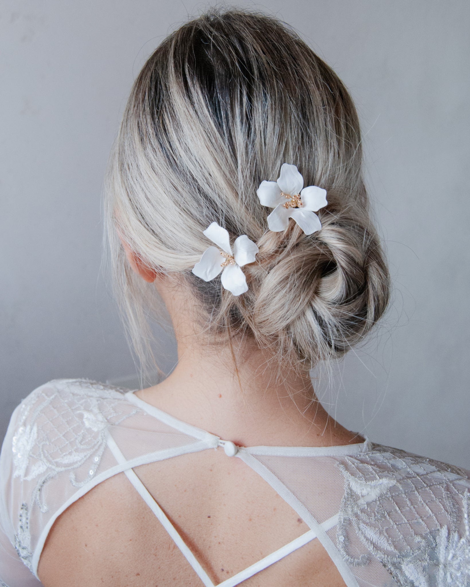 Forcine con fiori di magnolia bianchi, perfette per una sposa moderna e raffinata.