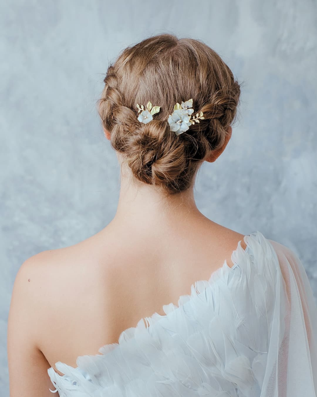 Accessori capelli sposa con fiori azzurro cielo, ideali per un matrimonio a tema pastello o botanico.