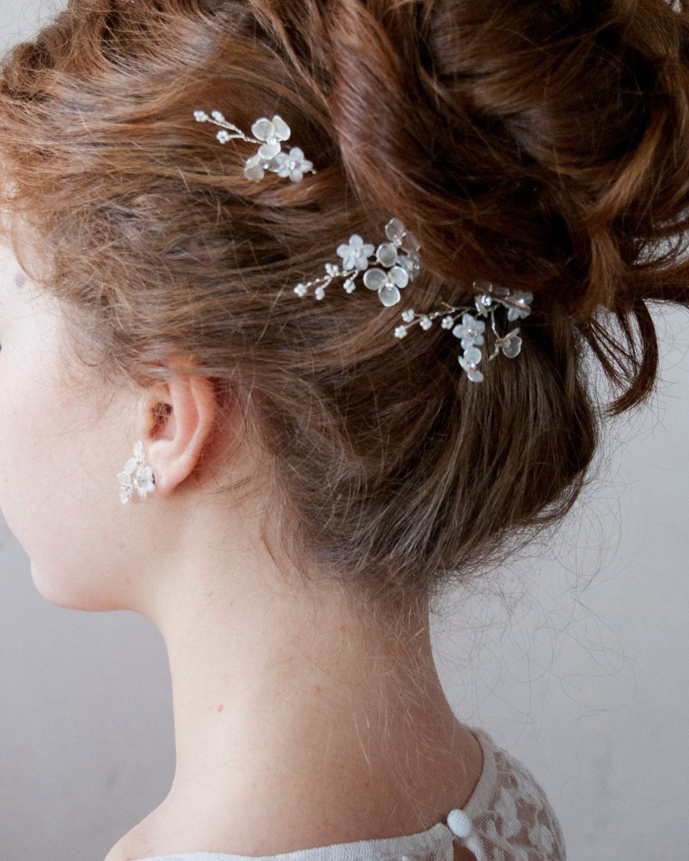 Set di forcine con fiori satinati, un tocco delicato per acconciature da matrimonio.