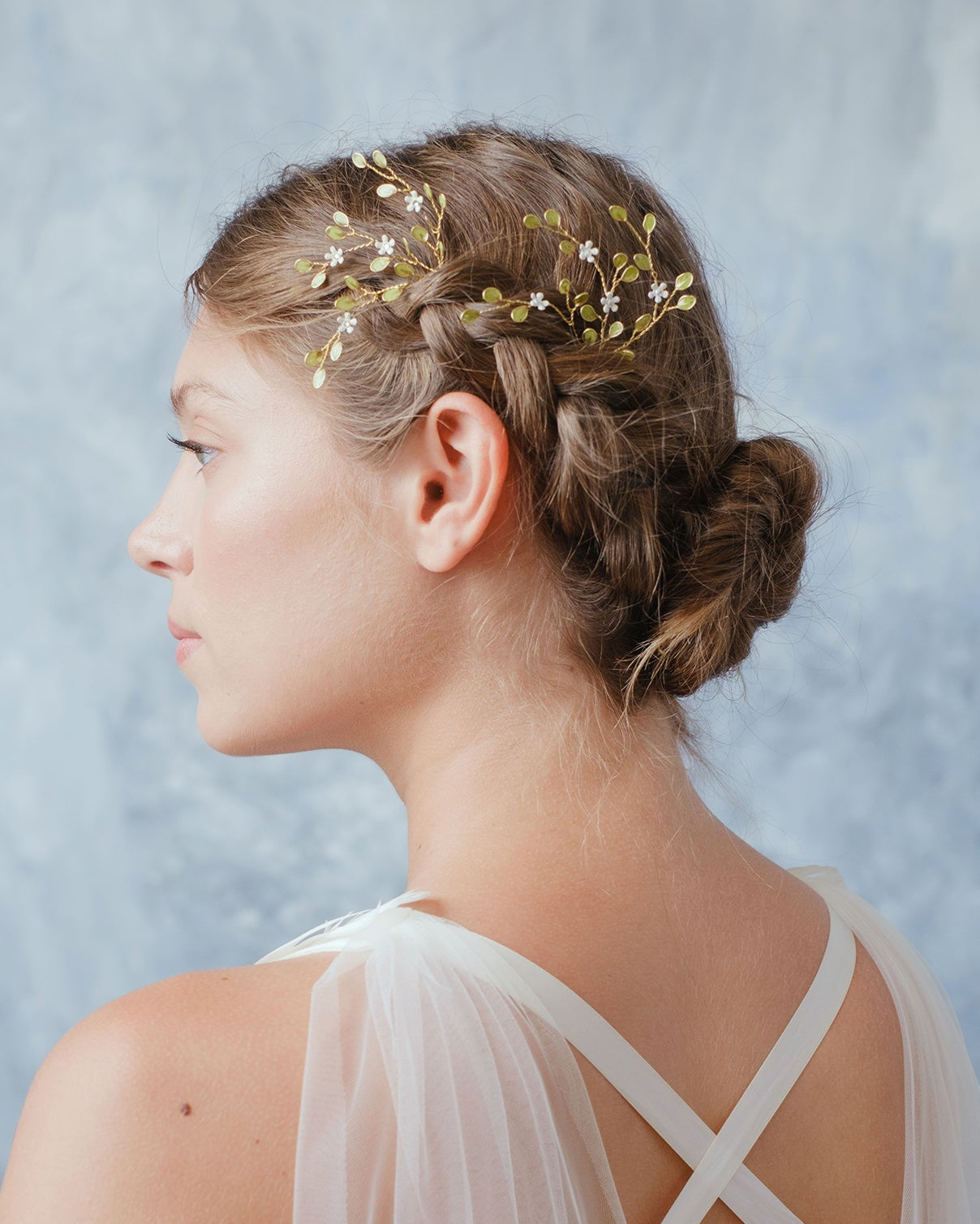 Fiori bianchi e verde per valorizzare raccolti romantici e acconciature boho.