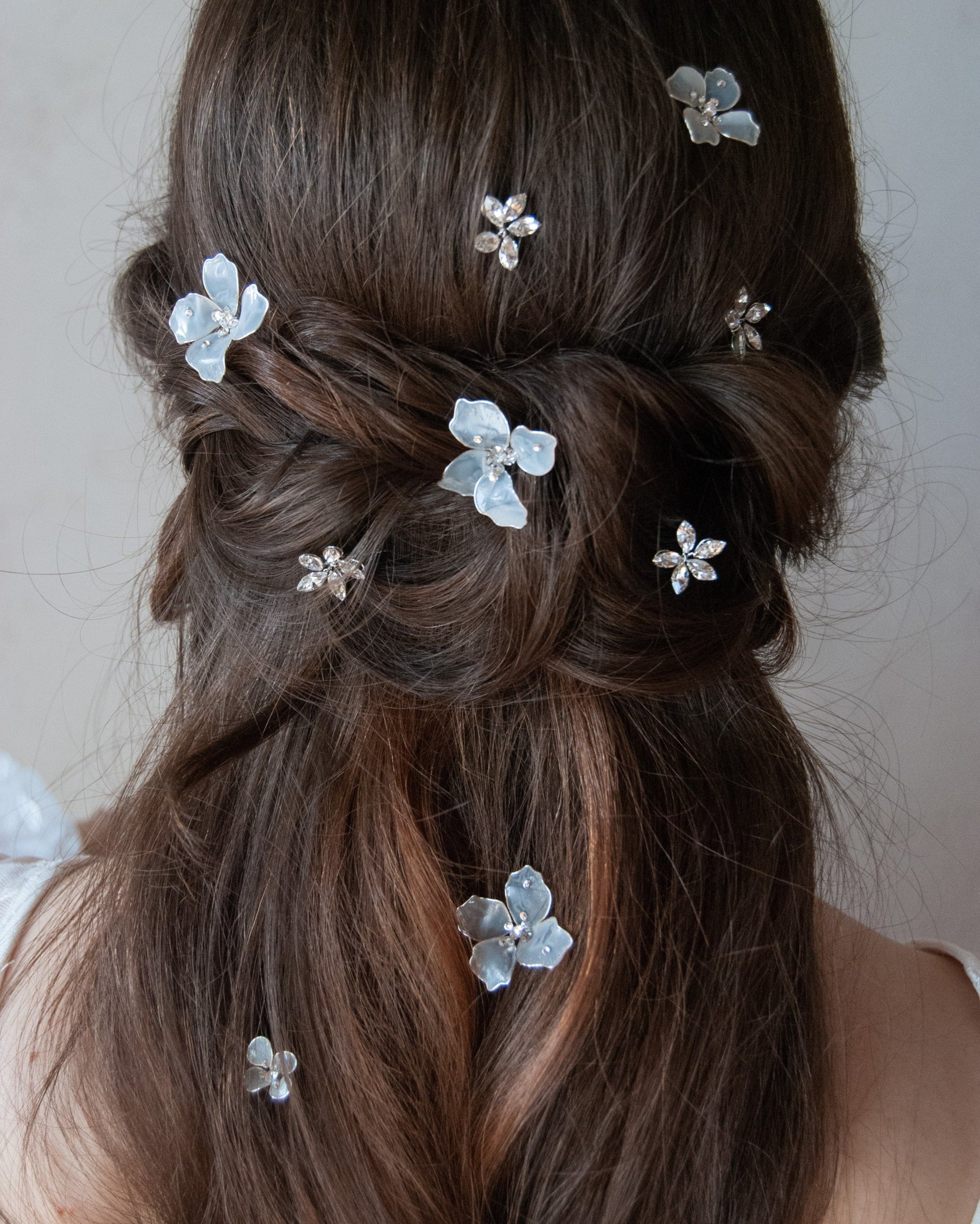 Forcine con cristalli e fiori delicati, ideali per trecce lunghe da sposa.