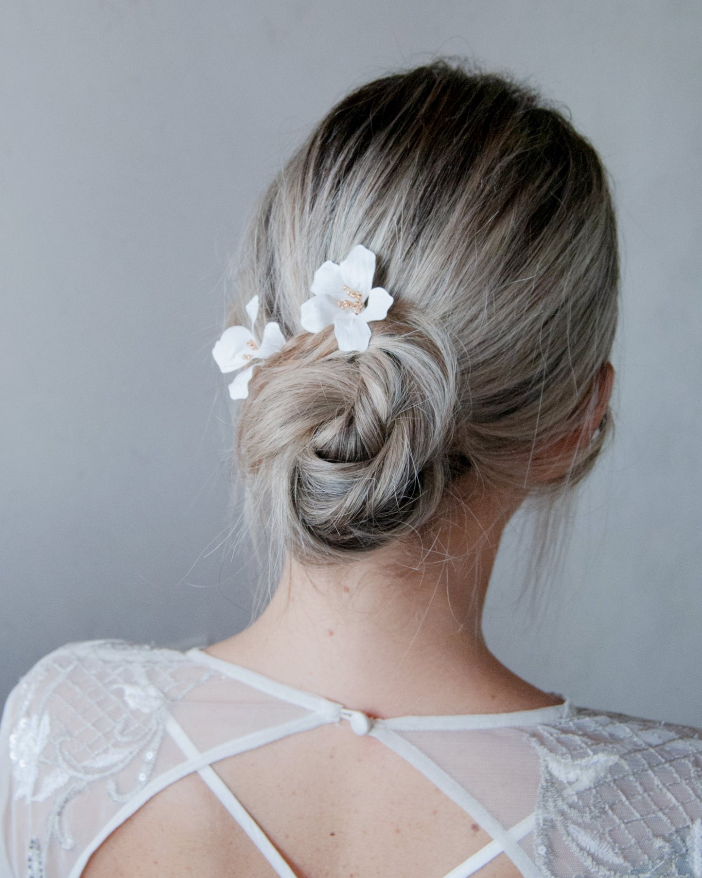Forcine da sposa con fiore di magnolia bianca, un tocco di eleganza semplice per la sposa moderna.