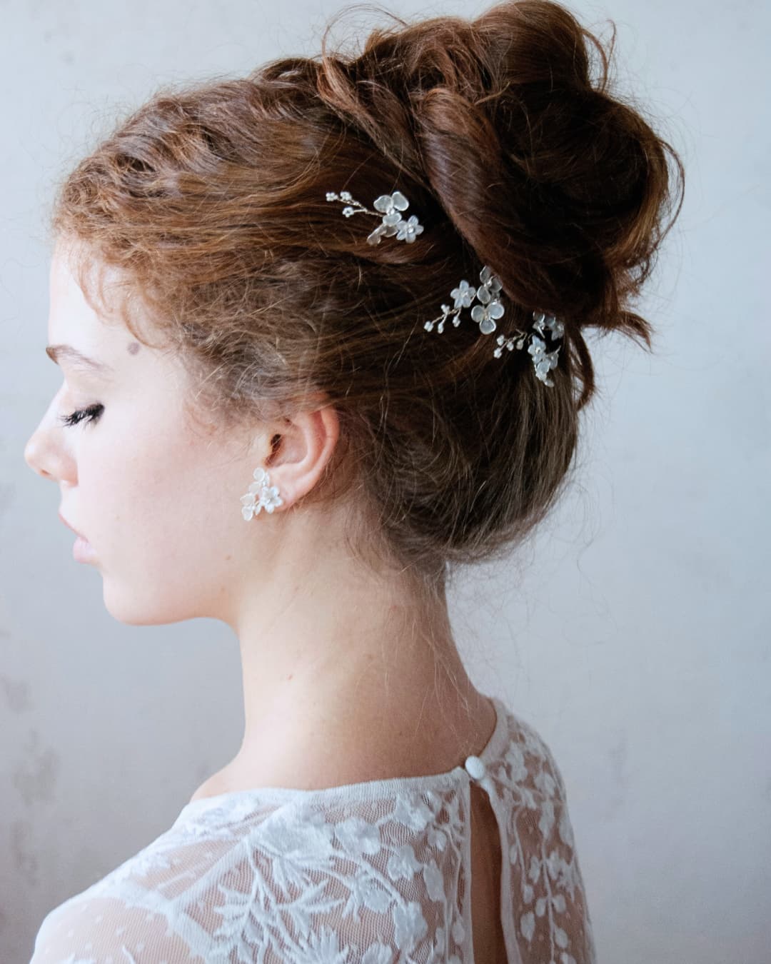 Forcine Frostalia posizionate lateralmente su acconciatura da sposa, effetto etereo e romantico