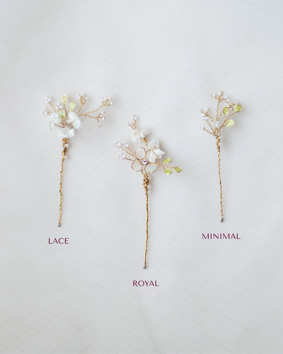 Varianti delle forcine Nebbiolina con mix di fiori in pizzo, perle e foglie per un raccolto sposa scenografico.