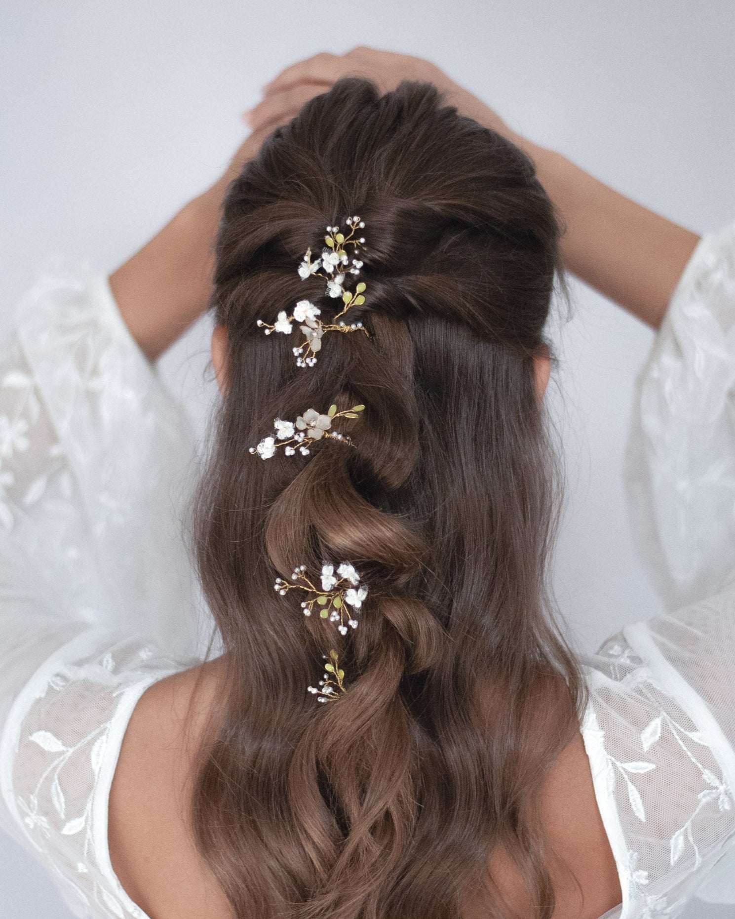 Forcine Nebbiolina per capelli da sposa con fiori di pizzo, accessorio elegante per acconciatura nuziale.