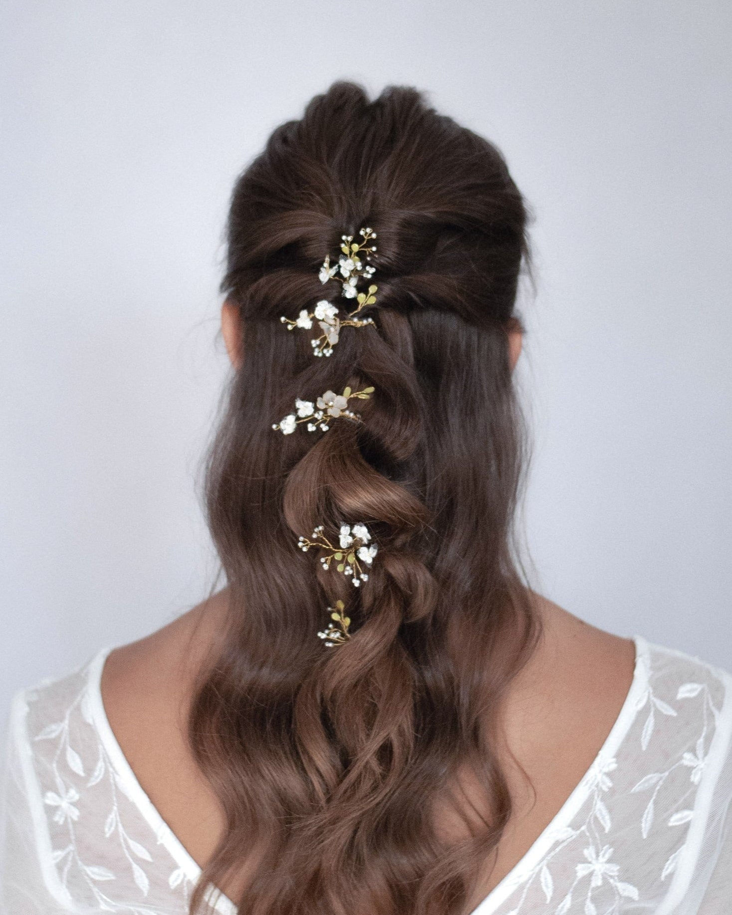 Forcine con fiori di pizzo Nebbiolina per capelli, ideale per completare l’acconciatura da sposa.