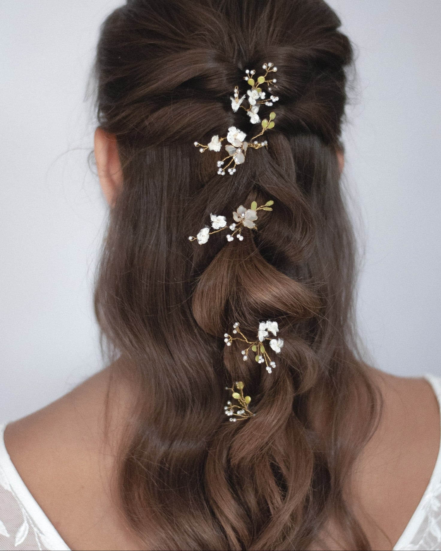 Forcine Nebbiolina artigianali con fiori di pizzo, perfette per acconciature da sposa romantiche.