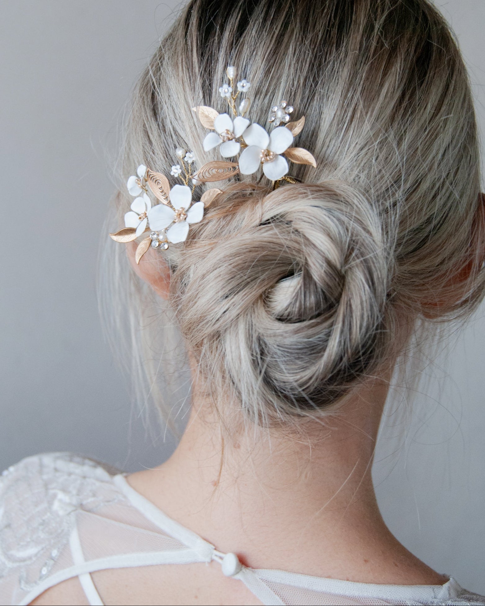 Forcine con fiori e foglie in oro, perfette per aggiungere un tocco di lusso alla tua acconciatura da sposa.