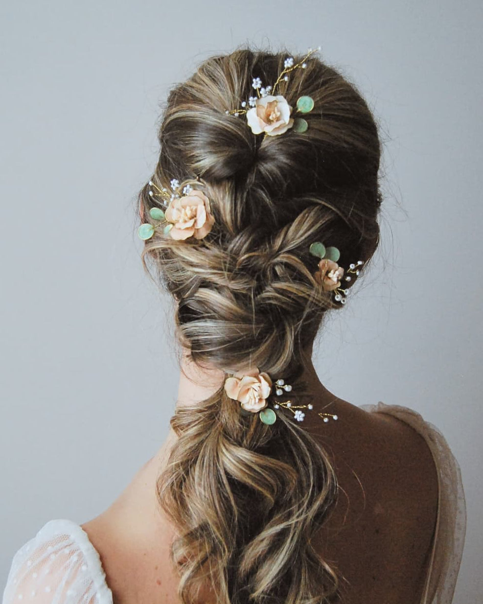 Set di quattro forcine sposa artigianali con peonie rosa antico, foglie di eucalipto e perle.