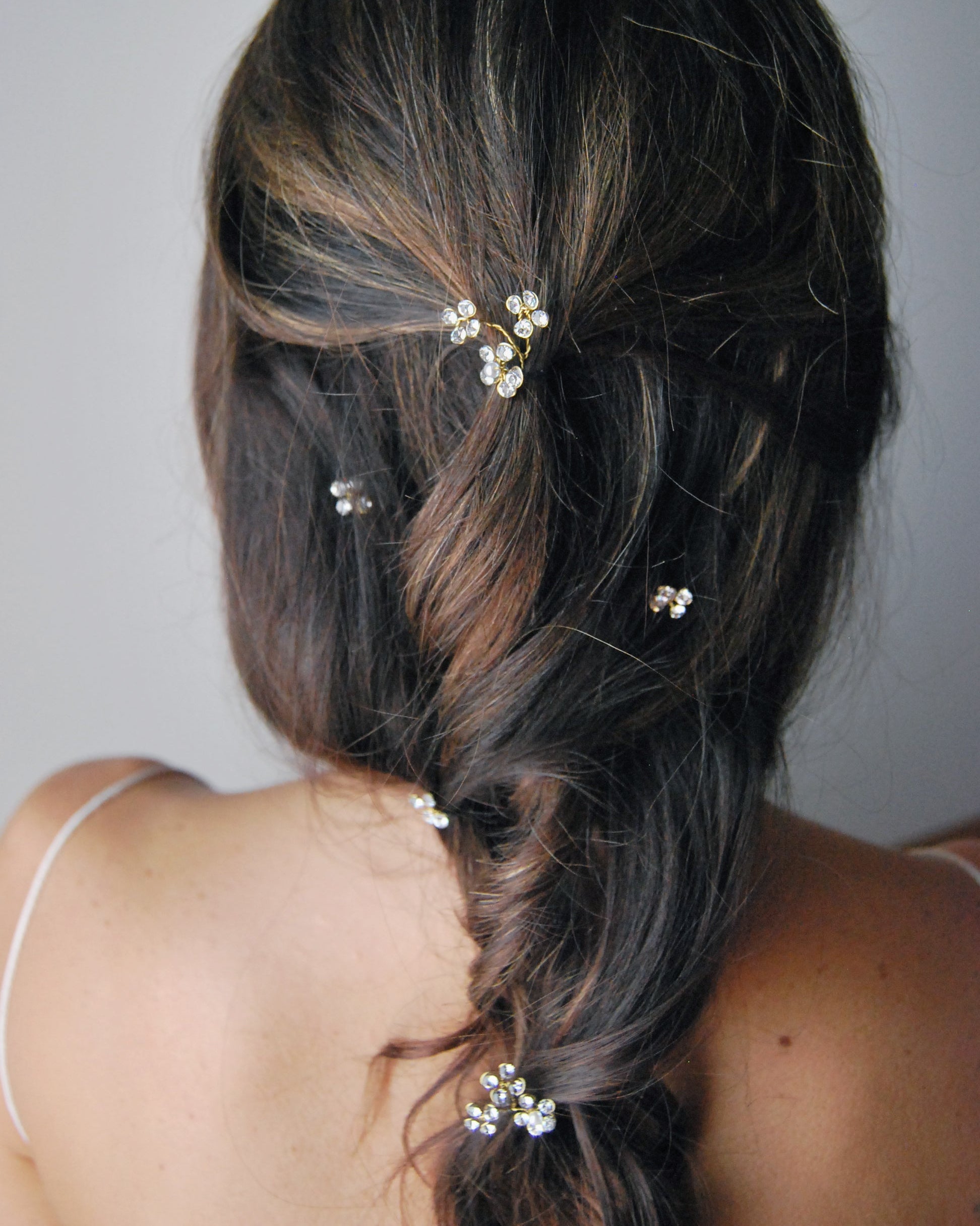 Forcine con fiorellini di cristallo per arricchire chignon eleganti con delicatezza.