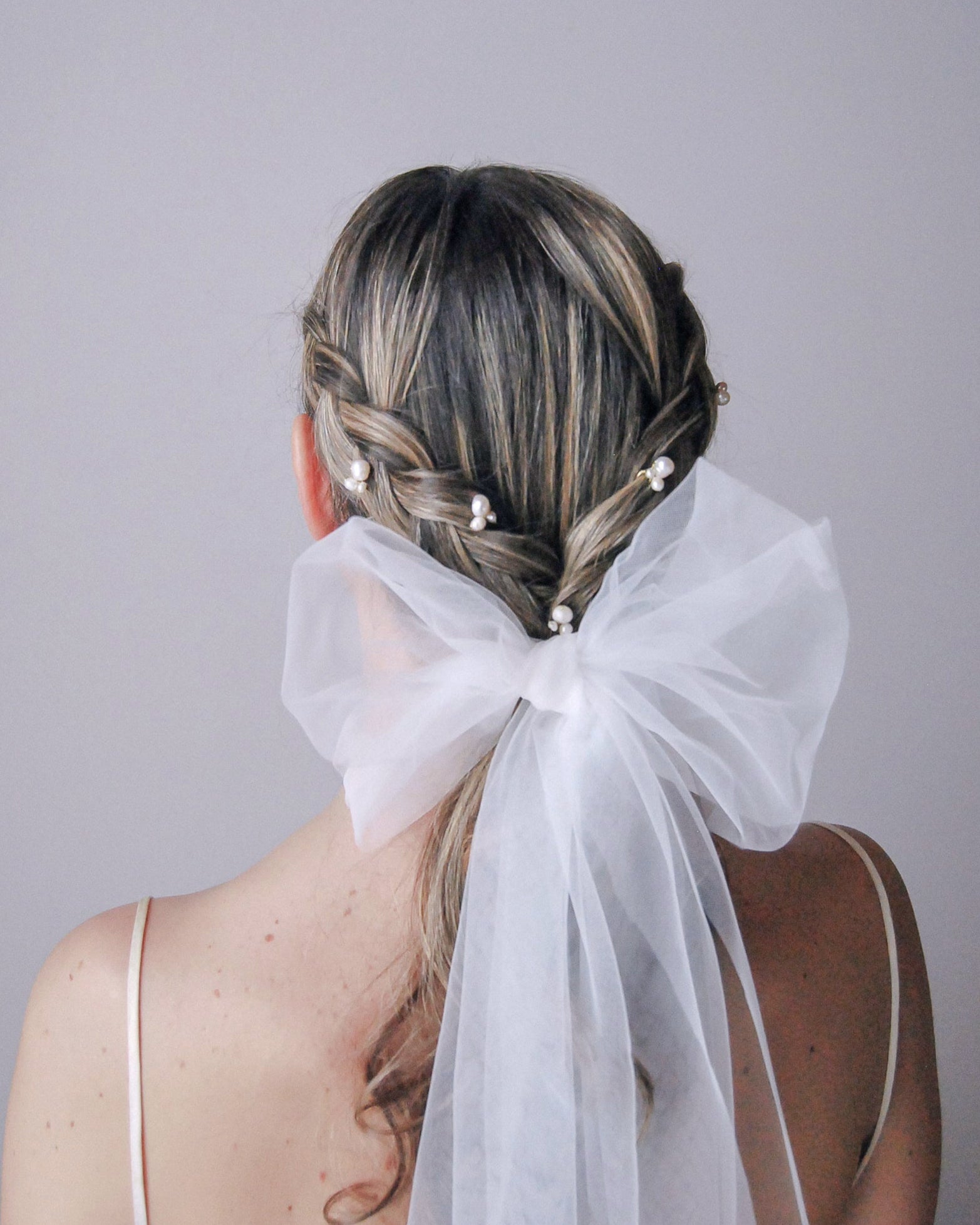 Forcine eleganti con perle di fiume per acconciature da sposa moderne e sofisticate.