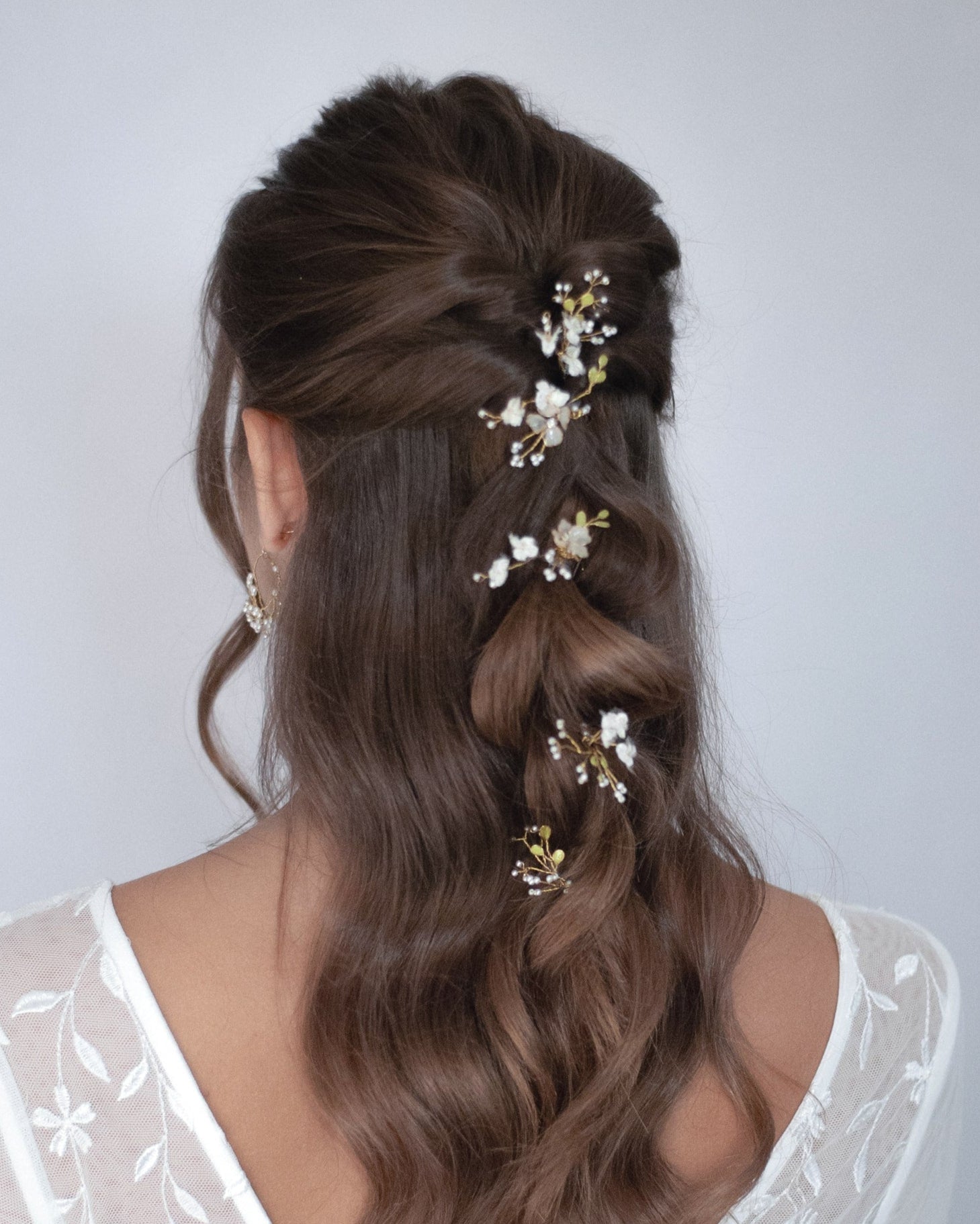 Forcine Nebbiolina con dettagli in pizzo, accessorio ideale per spose romantiche.