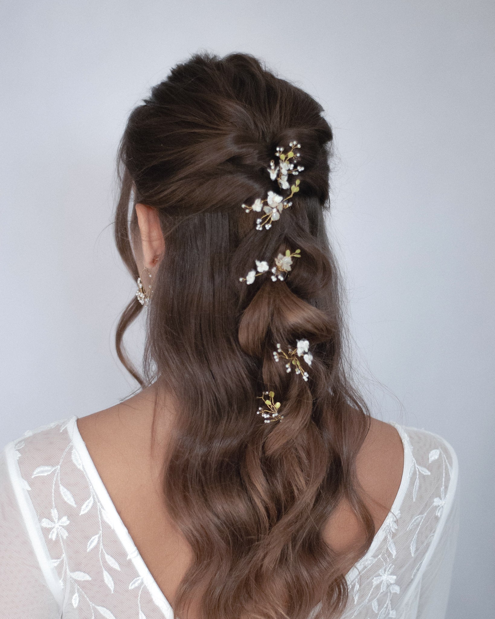 Forcine Nebbiolina con dettagli in pizzo, accessorio ideale per spose romantiche.