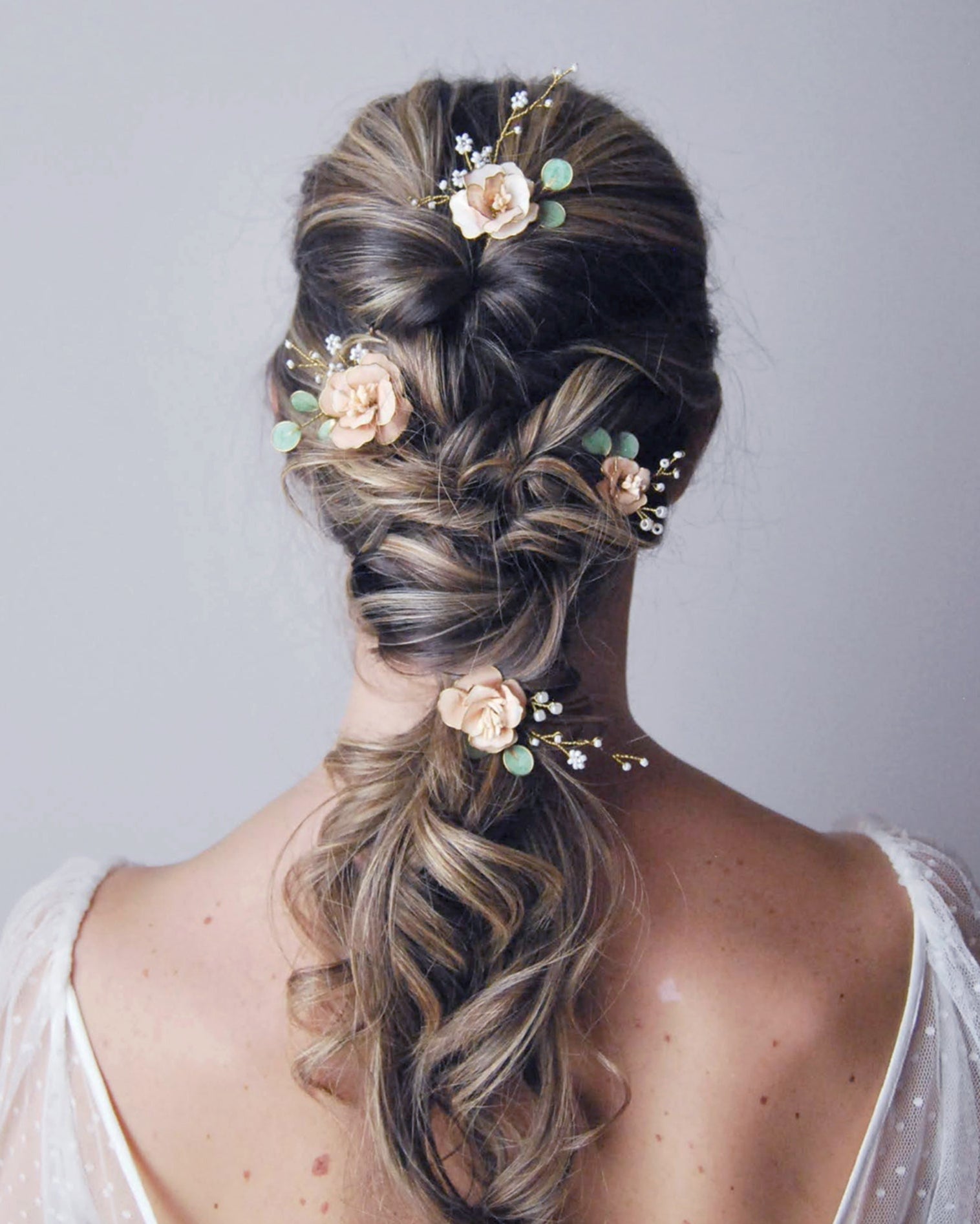 Forcine romantiche e leggere per arricchire il tuo look nuziale con stile unico.