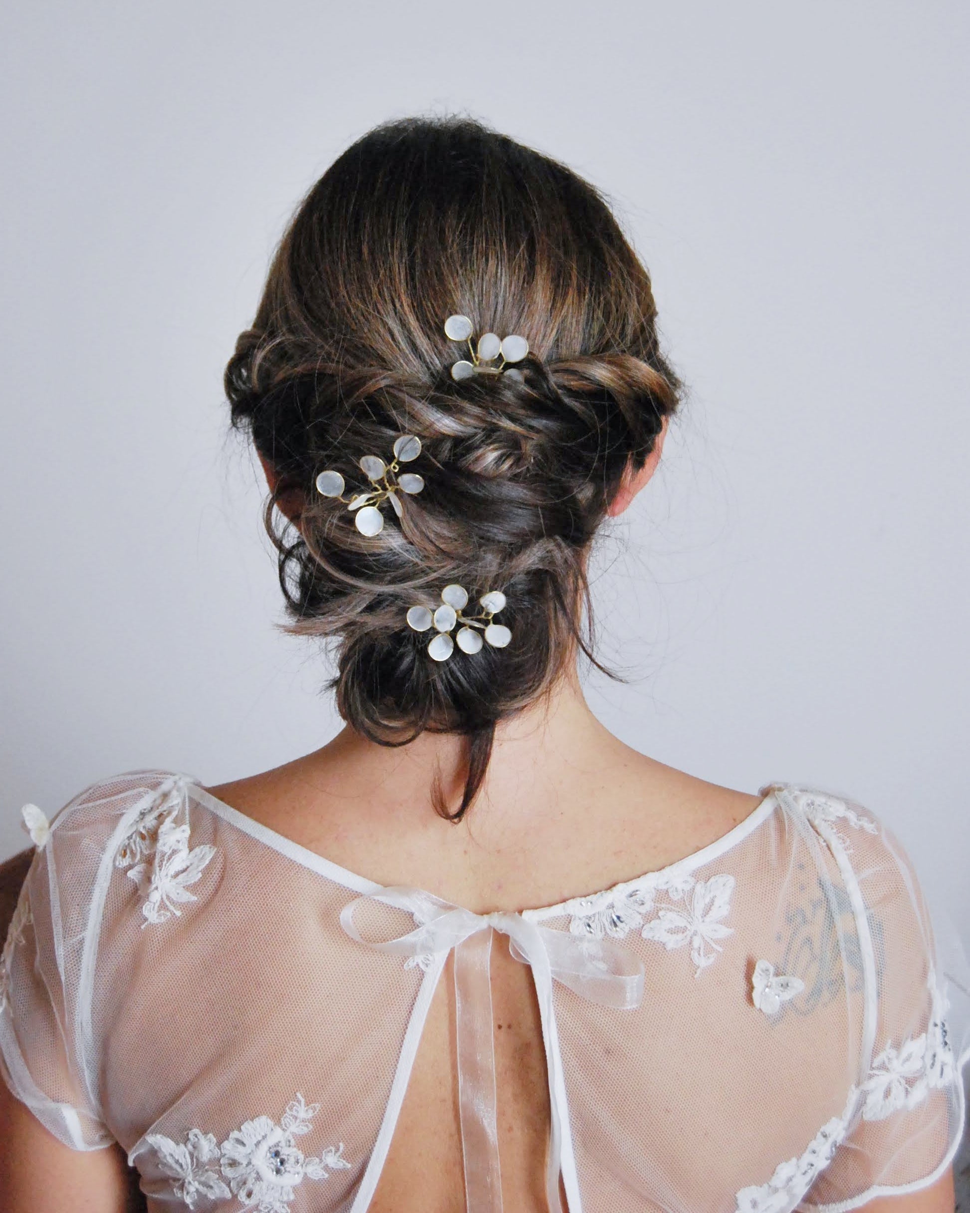 Forcine con foglie di eucalipto bianco, perfette per un look sposa moderno e fresco.