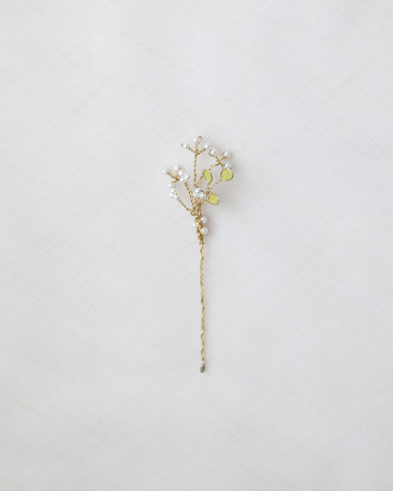 Forcine femminili con fiori in pizzo, ideali per un tocco poetico tra i capelli.