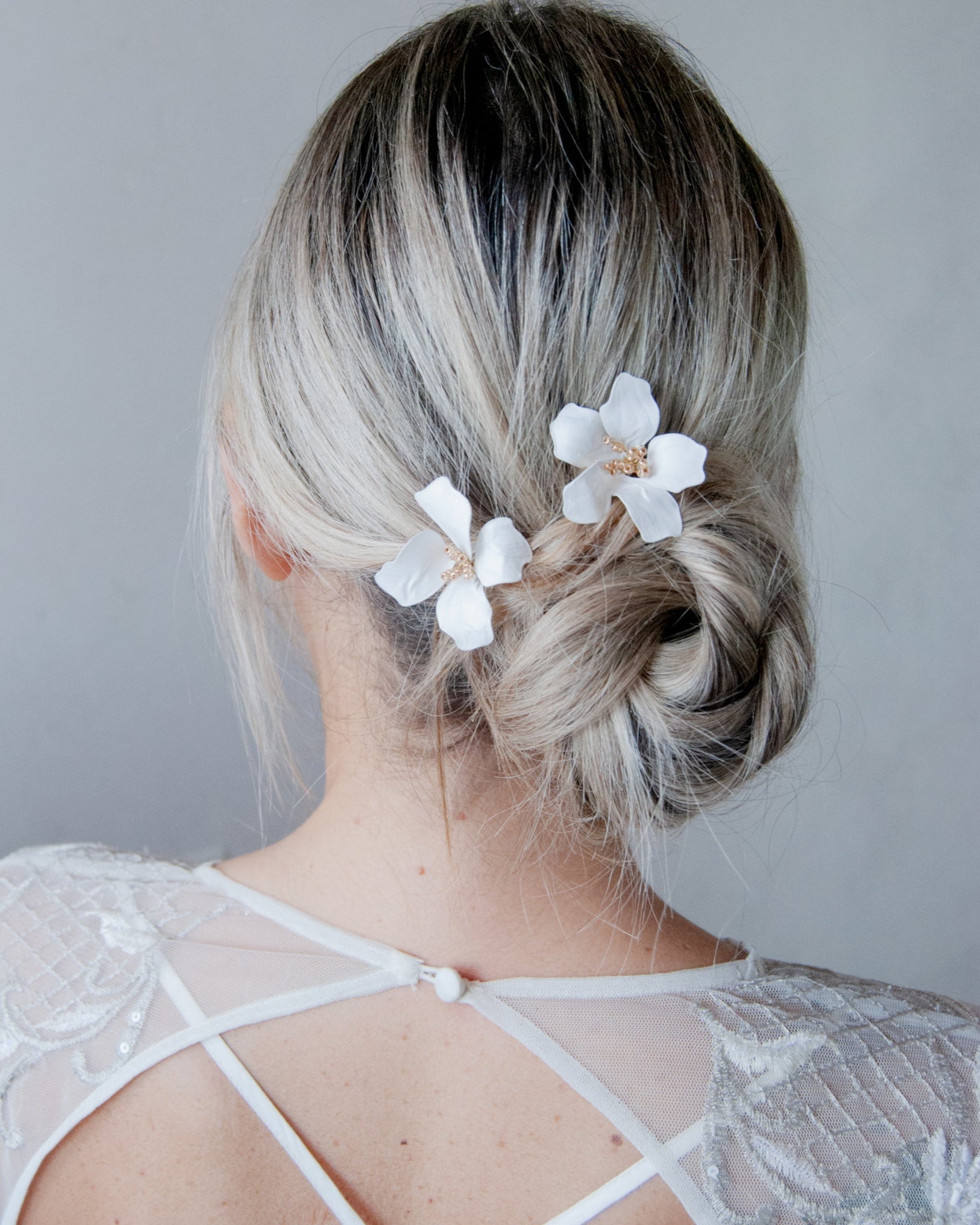 Forcine da sposa con fiori di magnolia bianca, per una sposa che ama lo stile moderno e pulito.