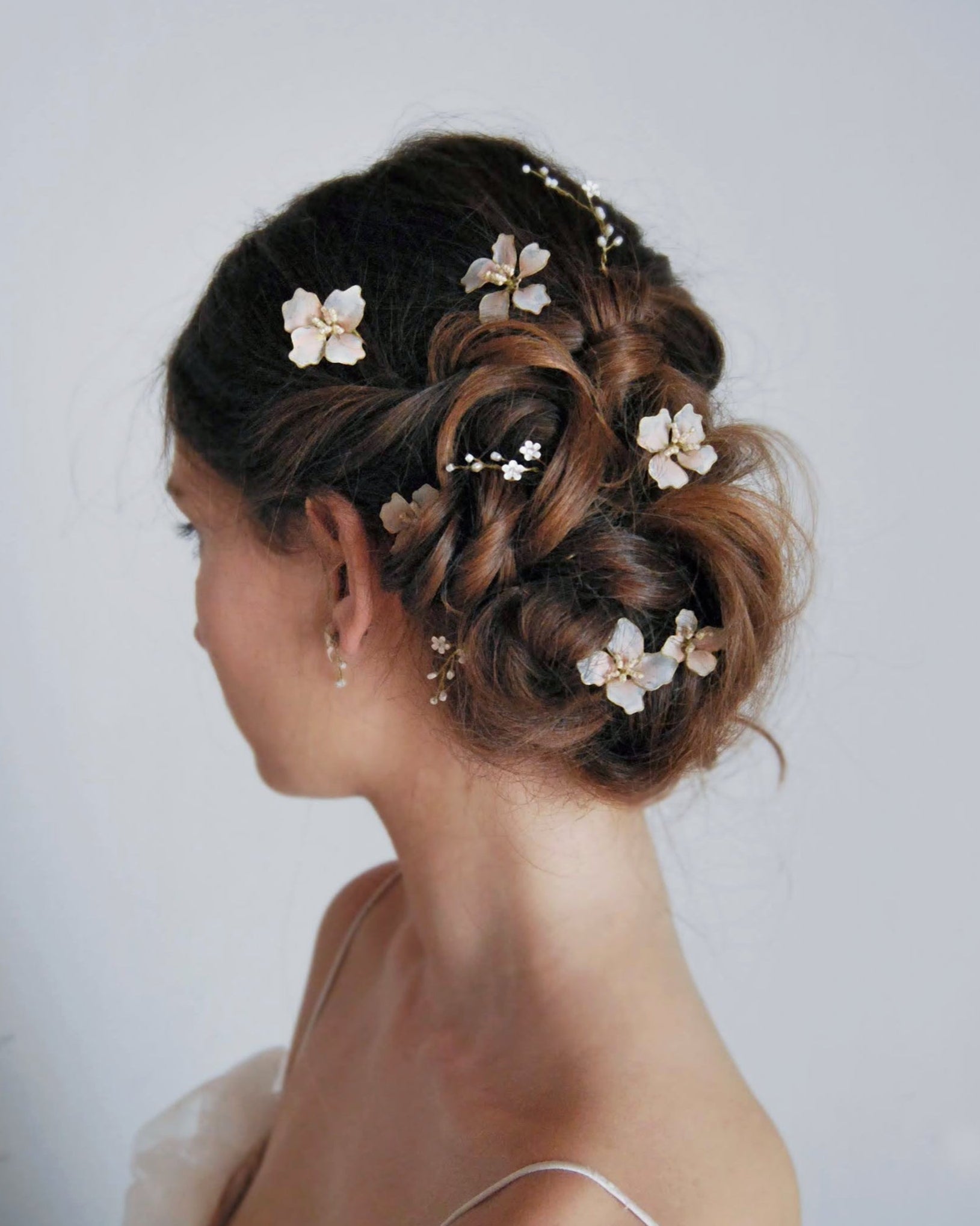 Forcine con fiori di ciliegio, perfette per acconciature sposa boho romantiche.