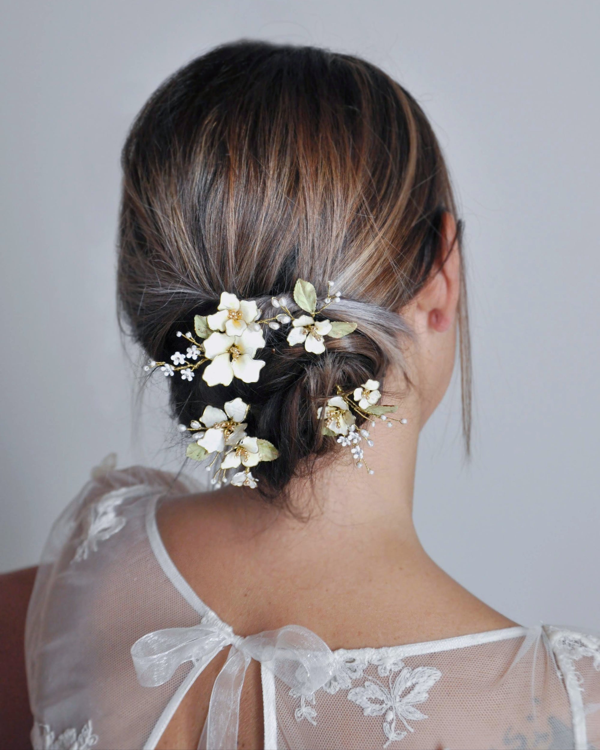 Forcine floreali ispirate ai fiori di melo, per una sposa romantica e raffinata.