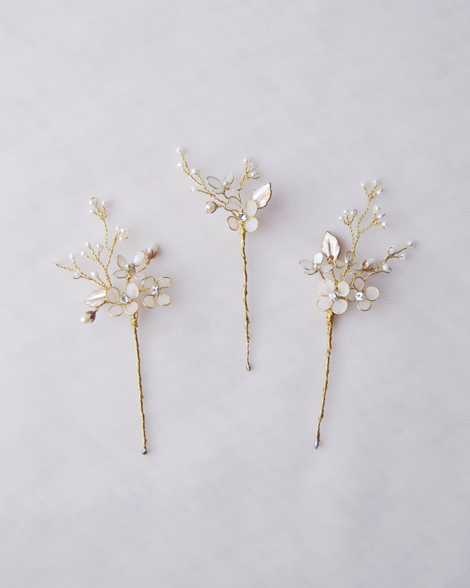 Forcine da sposa con fiori iridescenti e cristalli, per un tocco di luce elegante.